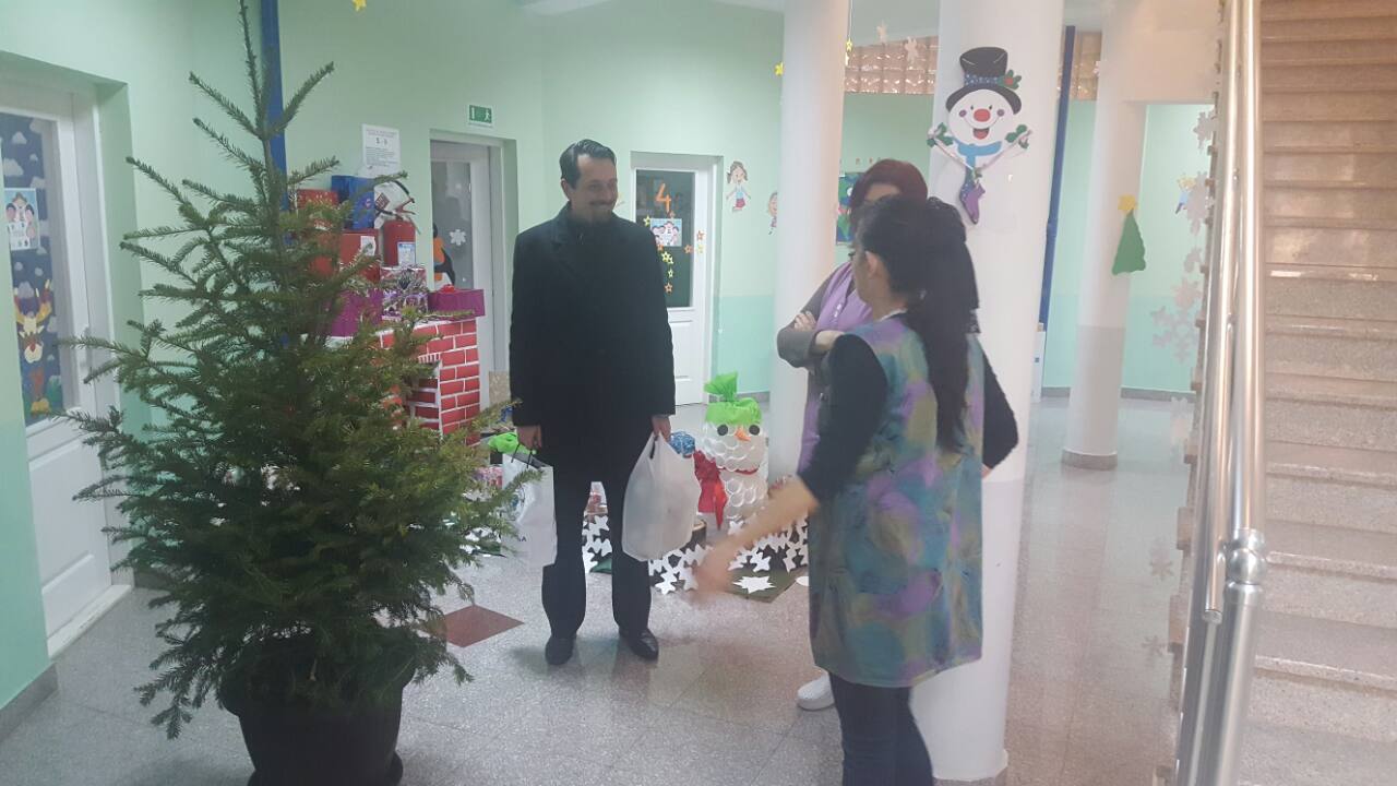 Vrtiću “Pahuljica” na poklon novogodišnja jelka Vrtiću “Pahuljica” na poklon novogodišnja jelka
