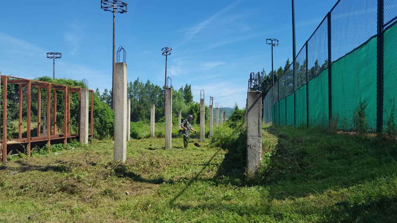 Почело сређивање спортских терена Вртоп у Нишкој Бањи