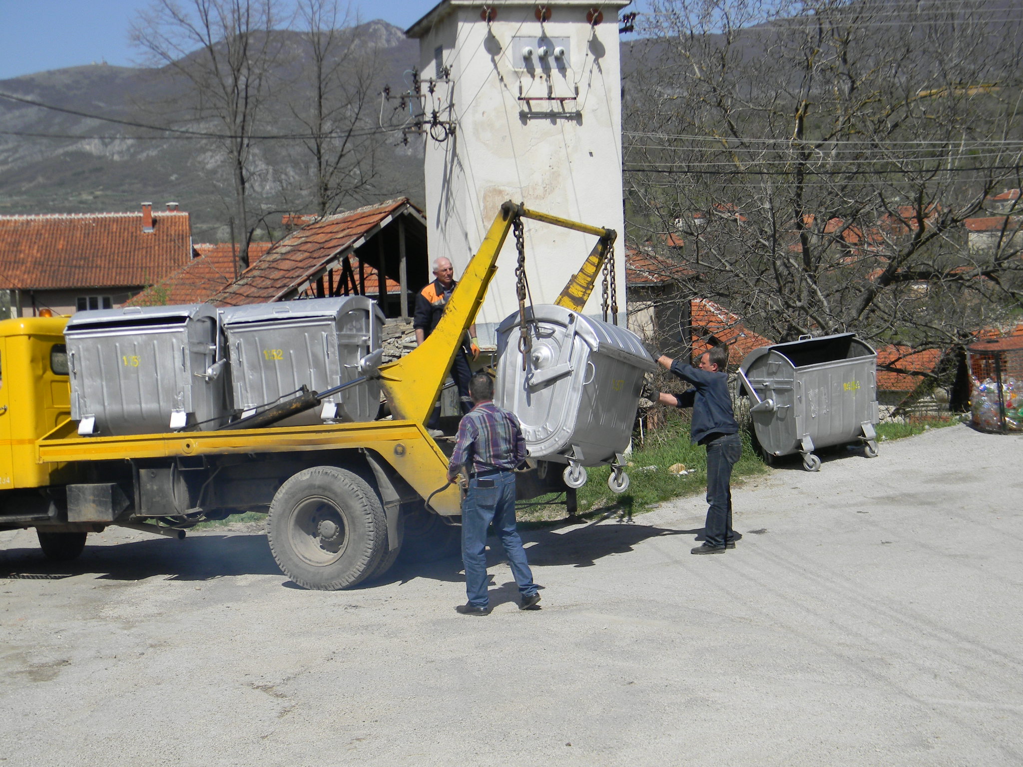 Za Ostrovicu i Ravni Do 34 kontejnera