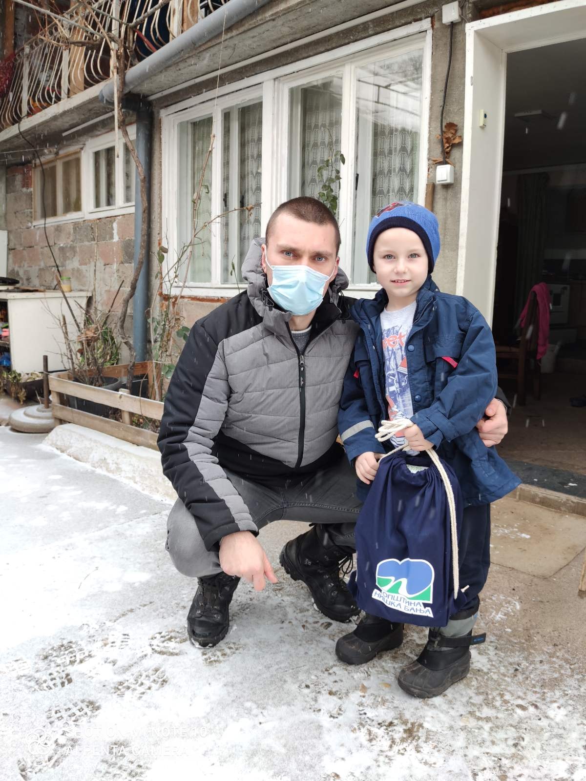 Podeljeni novogodišnji paketići Podeljeni novogodišnji paketići
